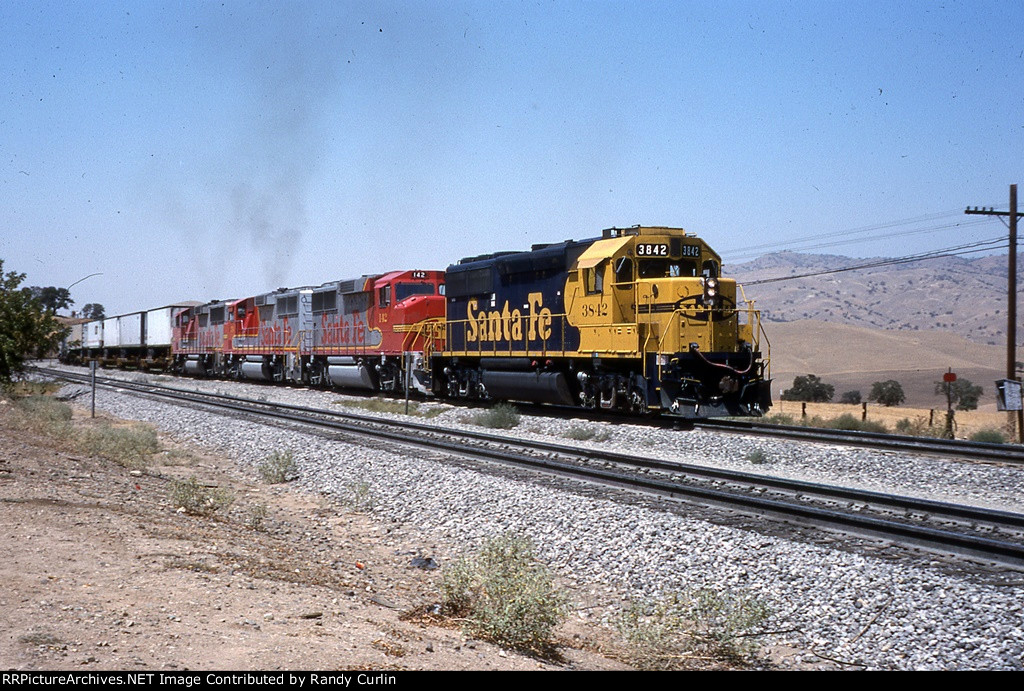 ATSF 3842 East moving up the siding